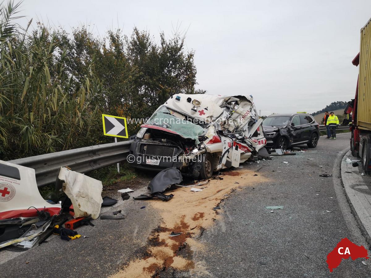 Il rimorchio del tir si ribalta e schiaccia un’ambulanza: due morti e tre feriti <span> (Video e foto)