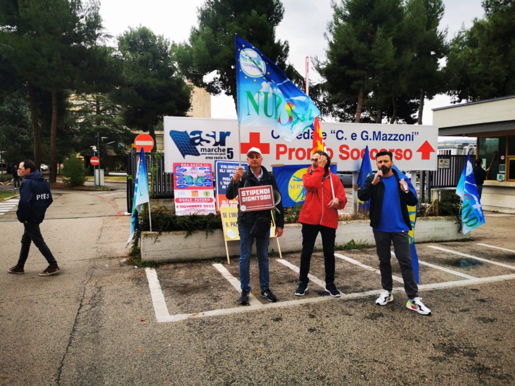 Infermieri e oss “incatenati” davanti al “Mazzoni”: in tanti alla manifestazione di Nursind, Nursing Up e Usb <span> (Video e foto) </span>