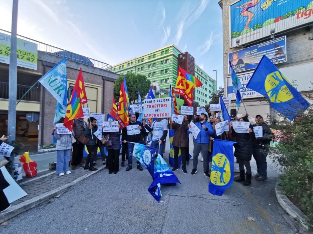 «Ecco le nostre ultime gocce di sangue»: va in scena la protesta di Nursind, Nursing Up e Usb <span> (Foto e video) </span>