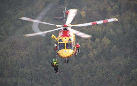 Calata in doppia dall’elicottero, così si dimezzano i tempi dei soccorsi: «Siamo le forze speciali della Sanità»