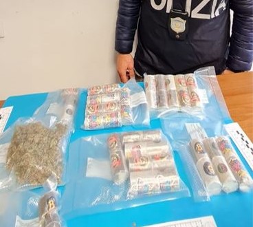 Due fratelli arrestati: nascosti nel terreno del loro casolare c’erano oltre due chili di droga