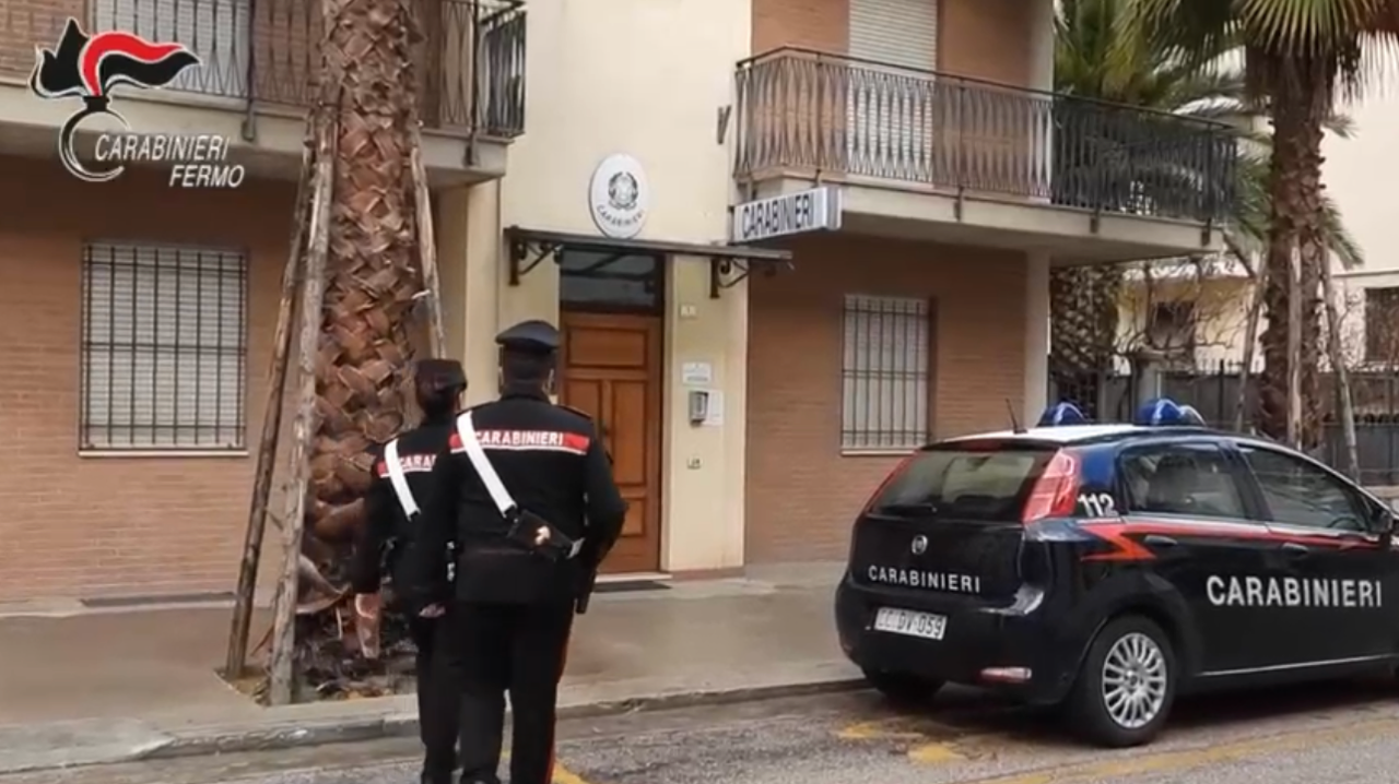 Aggrediscono un coetaneo per rubargli il monopattino: tre ragazzini denunciati per rapina <span> (Video)