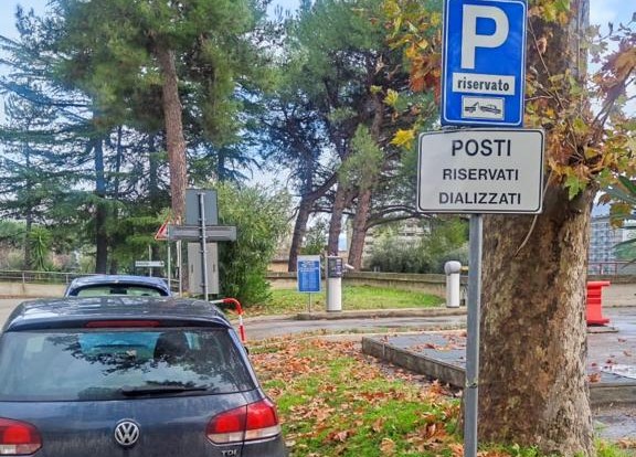 Parcheggi riservati ai pazienti dializzati: «Al “Mazzoni” è un’odissea trovarli liberi e di controlli nemmeno a parlarne»