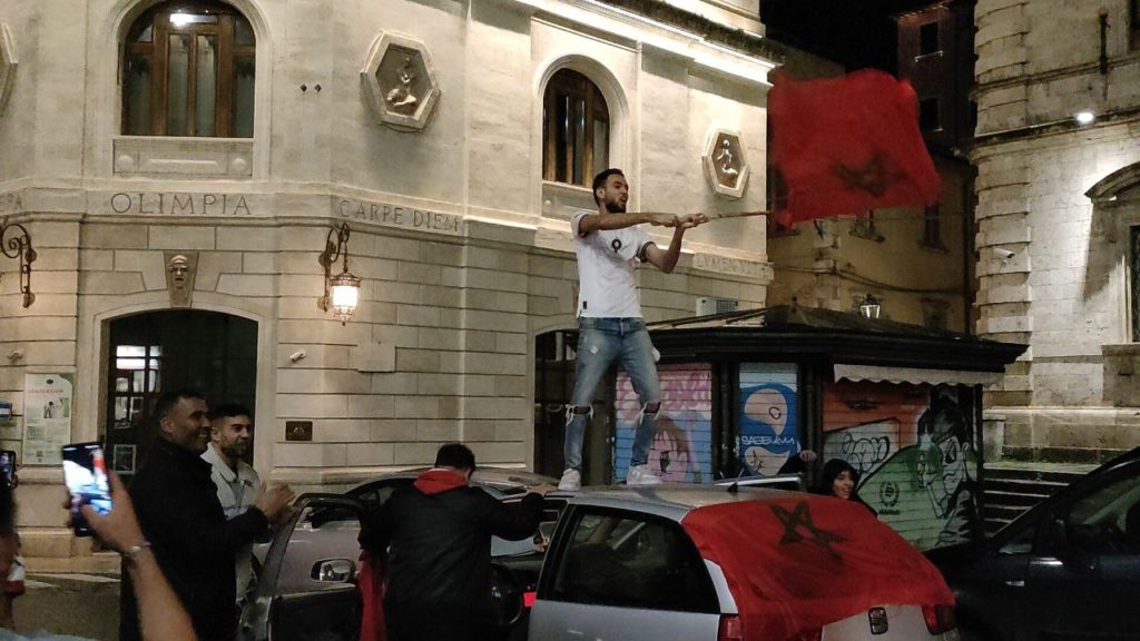 Favola Marocco ai Mondiali, elimina il Portogallo e vola in semifinale: è festa anche ad Ascoli <span> (Video) </span>