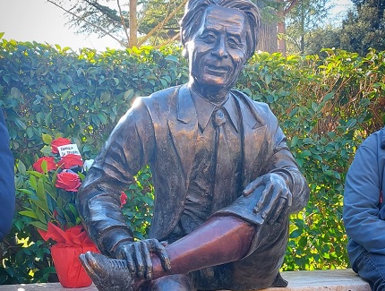 Una statua per il Presidentissimo: ricordi ed emozioni ai giardini per l’omaggio a Costantino Rozzi