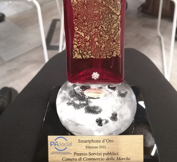 Camera di commercio Marche premiata per il mago che inventa arcobaleni