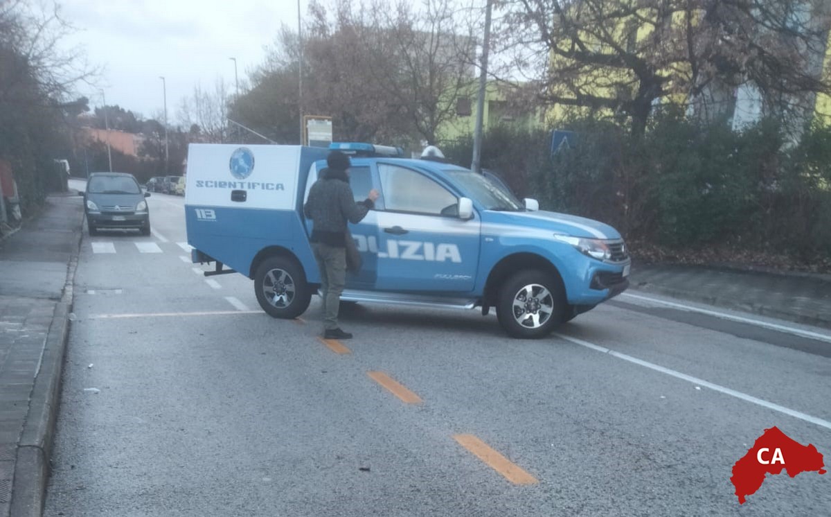 Gli dà appuntamento in strada, poi gli spara con la pistola: ferito un 21enne (Video)