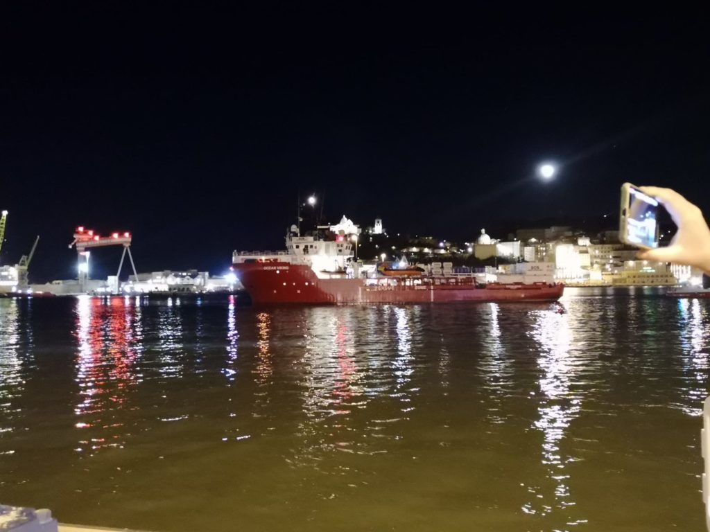 La Ocean Viking ha attraccato al porto di Ancona <span> (Video) </span>