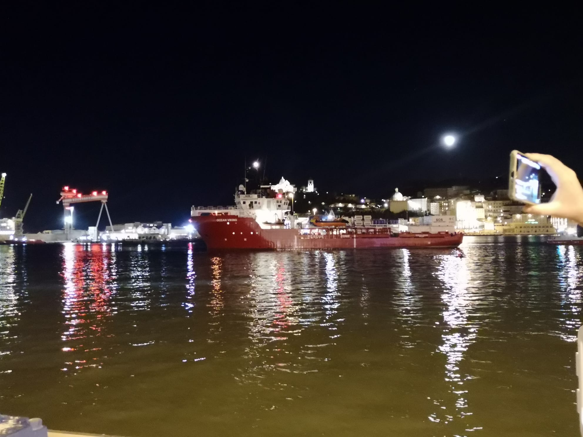 La Ocean Viking ha attraccato al porto di Ancona <span> (Video) </span>