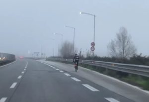 La superstrada delle follie: stavolta nella nebbia spunta un ciclista <span> (Video)