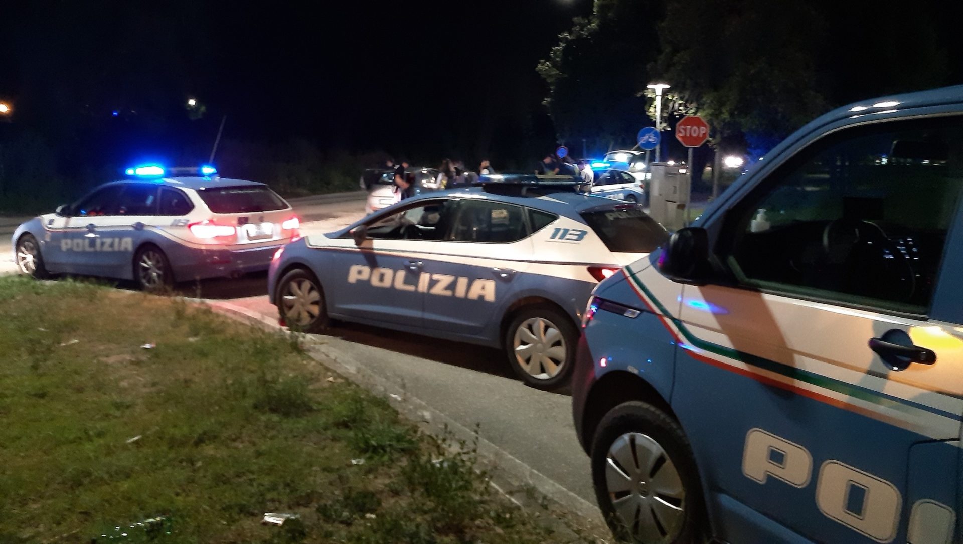 Litiga con la fidanzata: armato di martello danneggia cartelli e auto in strada