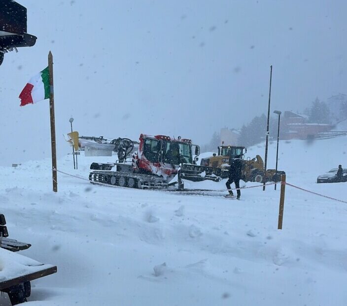 Neve nell’entroterra: più di 50 centimetri in montagna, si scia a Bolognola (Foto)