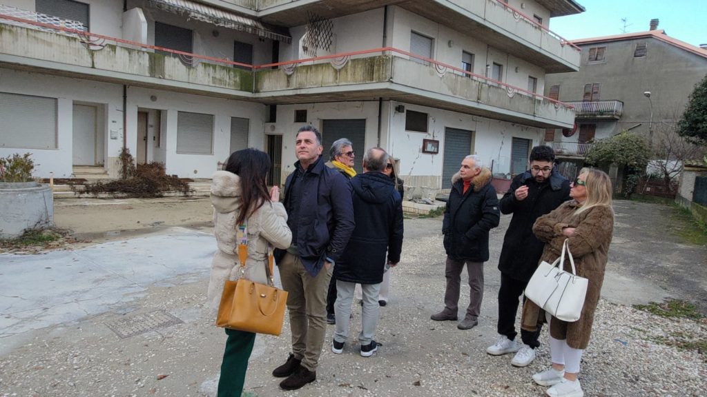 Sisma, sopralluogo di Curti a Piattoni: «Necessario ricostruire una comunità» <span> (Video)