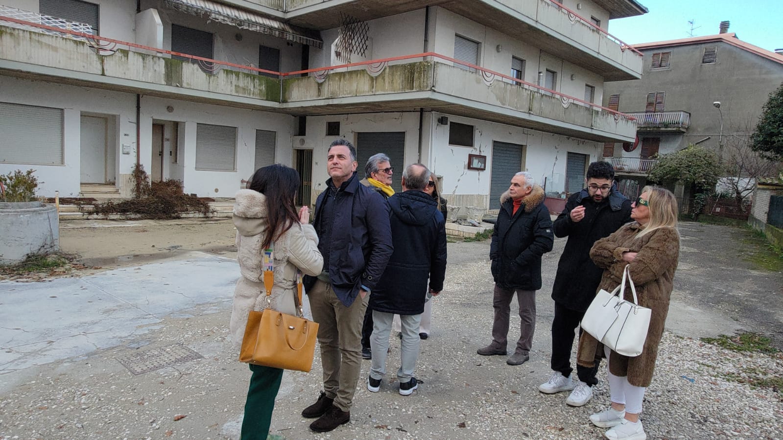 Sisma, sopralluogo di Curti a Piattoni: «Necessario ricostruire una comunità» <span> (Video)