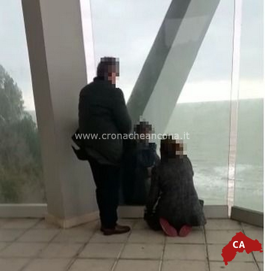Minaccia di gettarsi nel vuoto: la moglie per salvarlo gli mostra le foto dei figli (Le foto)