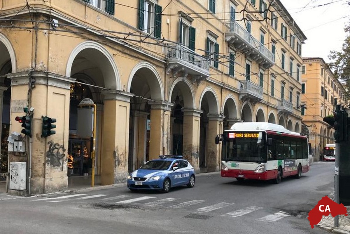 Filmano la figlia che piange nel bus: parapiglia tra tre donne