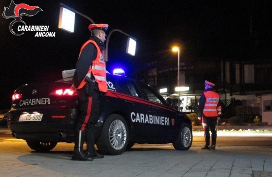Sfreccia al posto di blocco rischiando di investire i Carabinieri: inseguimento da brividi a 150 km orari