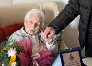 Fleride Petrelli festeggia 100 anni Fleride Petrelli festeggia 100 anni