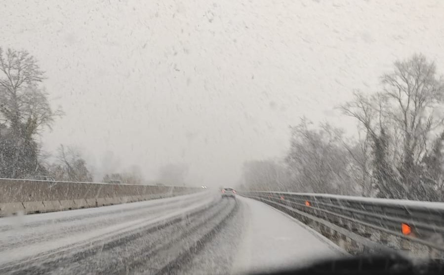 Tamponamento in superstrada a Monsampolo, tratto teatro di un curioso fenomeno: è l’unico imbiancato dalla neve
