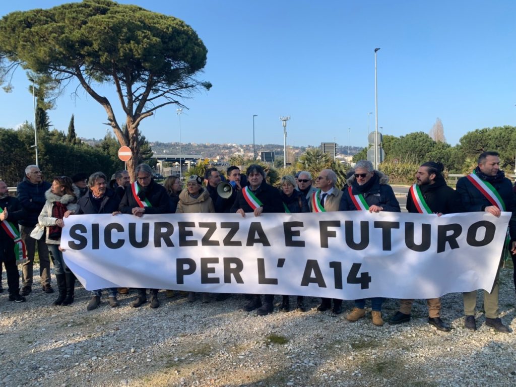 Caos A14, il centrosinistra riunito nella protesta : «Mai più bagni di sangue, subito la realizzazione della terza corsia» <span> (Video)