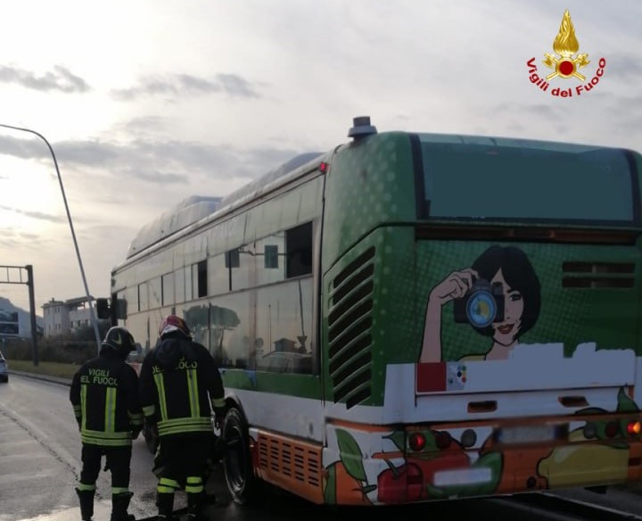 Principio di incendio su un autobus della linea urbana: paura per i passeggeri