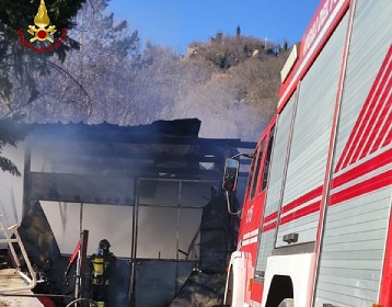 Baracca a fuoco a Roccafluvione, arrivano i pompieri