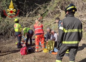 Colpito alla testa da un grosso ramo: uomo recuperato con il verricello dall’eliambulanza <span> (Video)