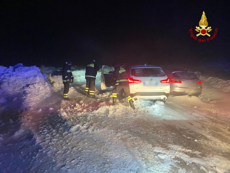 «Noi bloccati nella neve per 5 ore, i pompieri i nostri angeli» <span> (Il video)