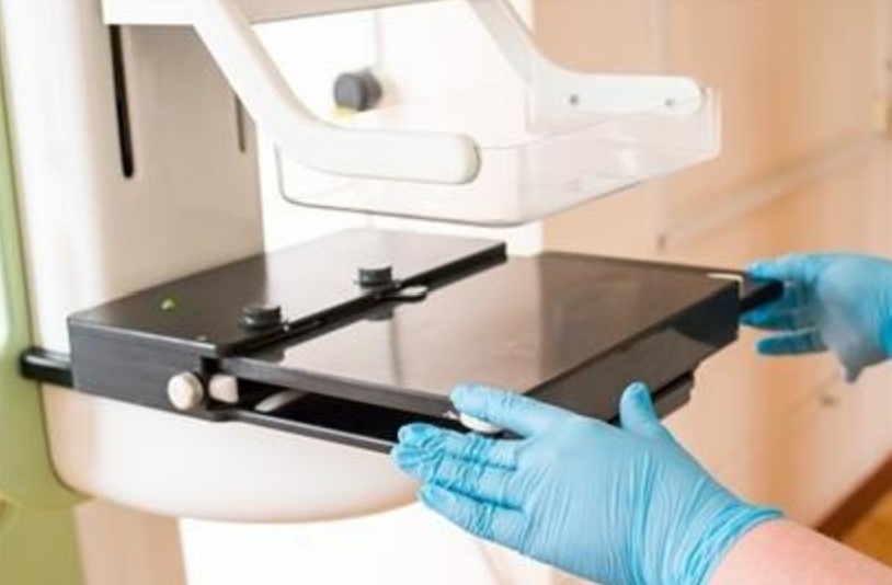 Tumore alla mammella, screening anche per donne da 45 a 49 e da 70 e 74 anni