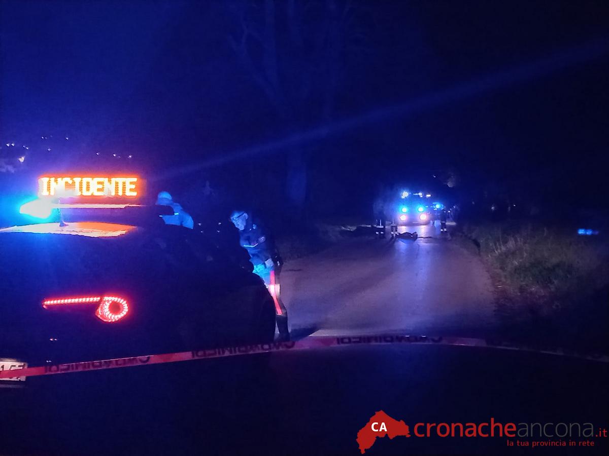 Con lo scooter investe una ragazza poi finisce contro un albero: muore un giovane papà