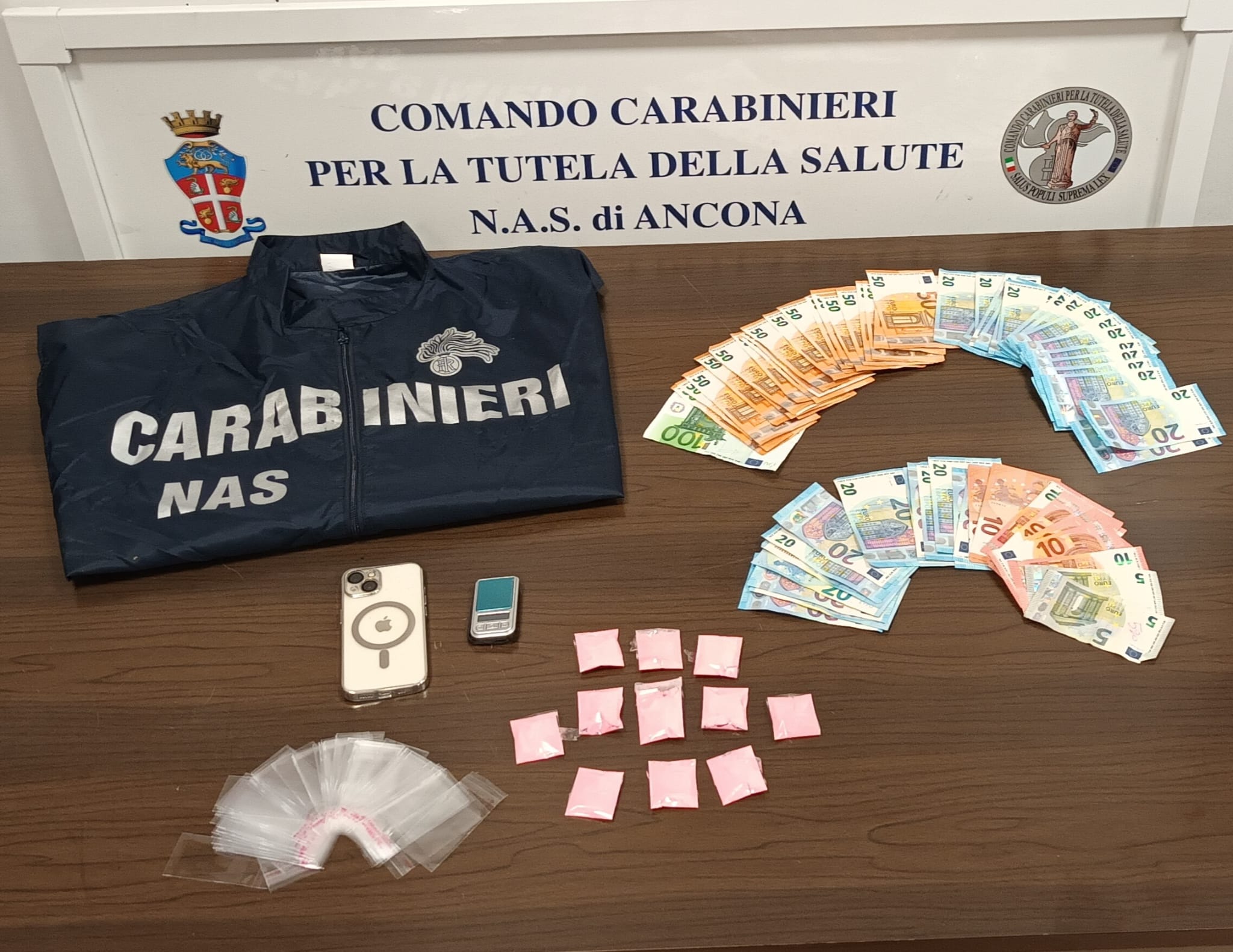 “Cocaina rosa”, trovata per la prima volta nelle Marche: operazione dei Carabinieri del Nas 