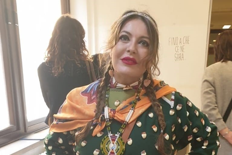Si laurea in Antropologia indossando l’abito tradizionale dei nativi americani: la sambenedettese Raffaella Milandri è la prima in Italia