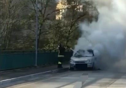 Si surriscalda il motore di un’auto: paura in viale Rozzi <span> (Video)