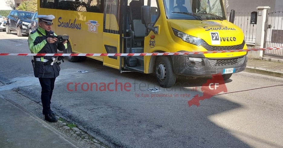 Bimbo travolto dallo scuolabus, autista indagato per omicidio stradale: «Non ha potuto evitarlo»