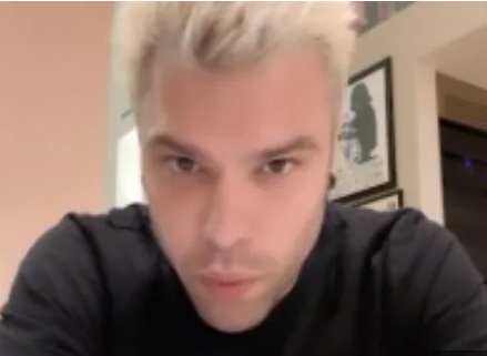 Fedez manda un certificato medico e non si presenta al processo per la strage della “Lanterna Azzurra”