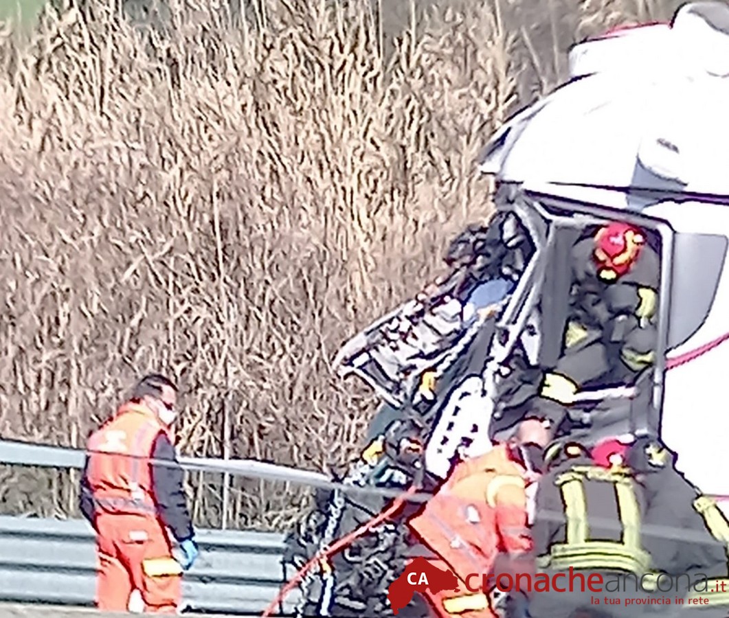 Schianto tra tir e autobus sulla A14: muore un camionista di 25 anni