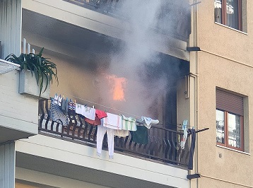 Fuoco in un appartamento di Monticelli: momenti di panico, arrivano i pompieri Fuoco in un appartamento di Monticelli: momenti di panico, arrivano i pompieri