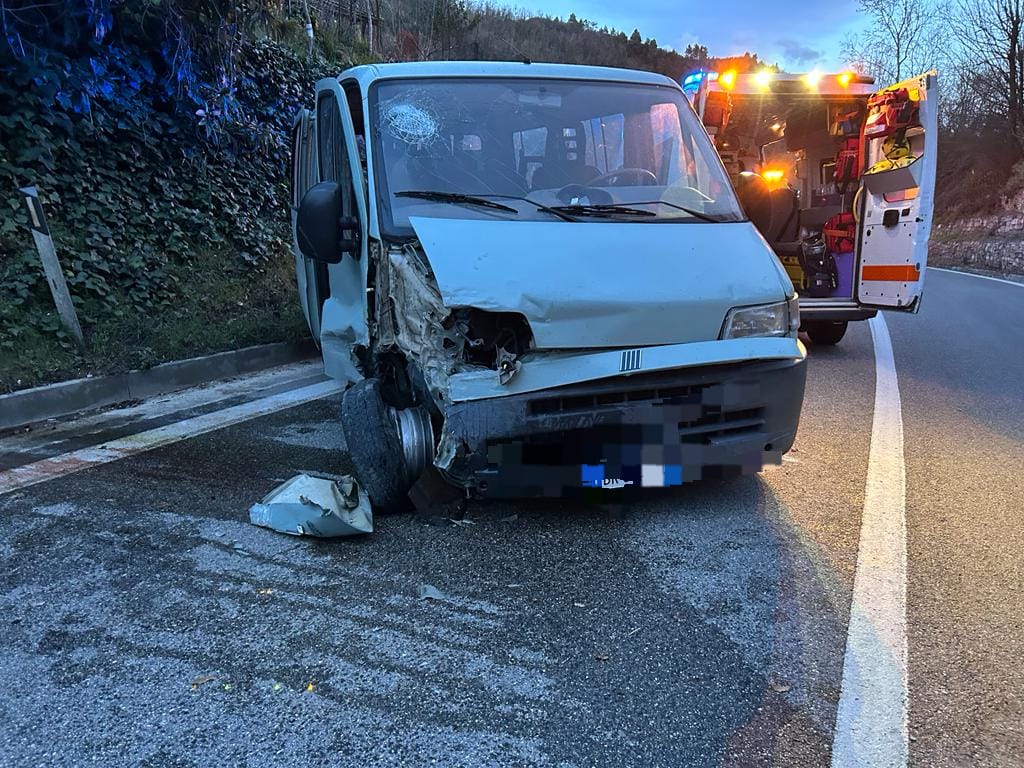 Furgone con dieci operai a bordo si schianta contro un muro di pietre: tre feriti, uno è grave <span> (Le foto) Furgone con dieci operai a bordo si schianta contro un muro di pietre: tre feriti, uno è grave <span> (Le foto)