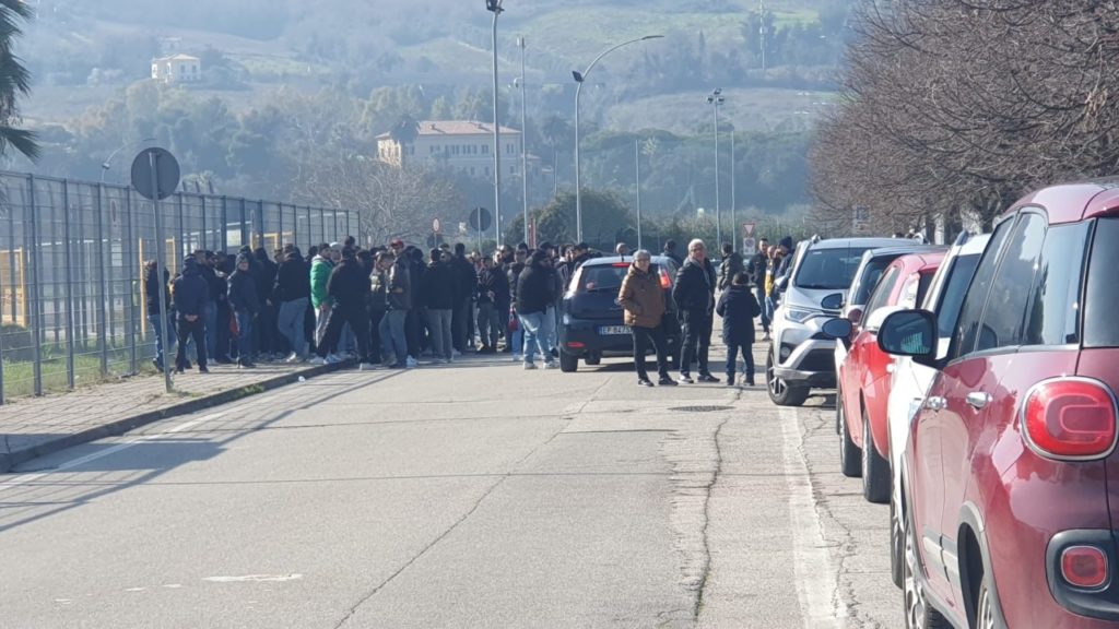 Samb-Porto d’Ascoli si sta giocando: dopo il ritrovo, i tifosi disertano il “Riviera” <span> (Video e foto)