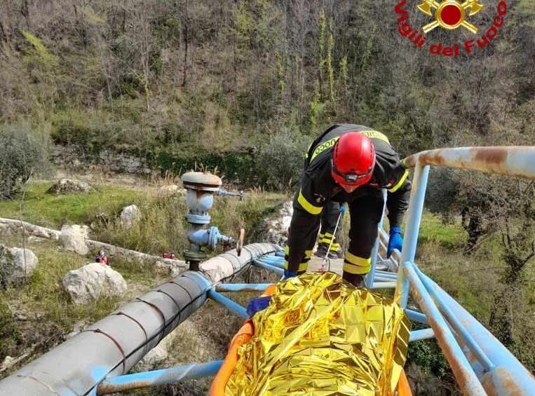 Scivola in un dirupo: donna recuperata dai Vigili del fuoco e trasportata a Torrette con l’eliambulanza