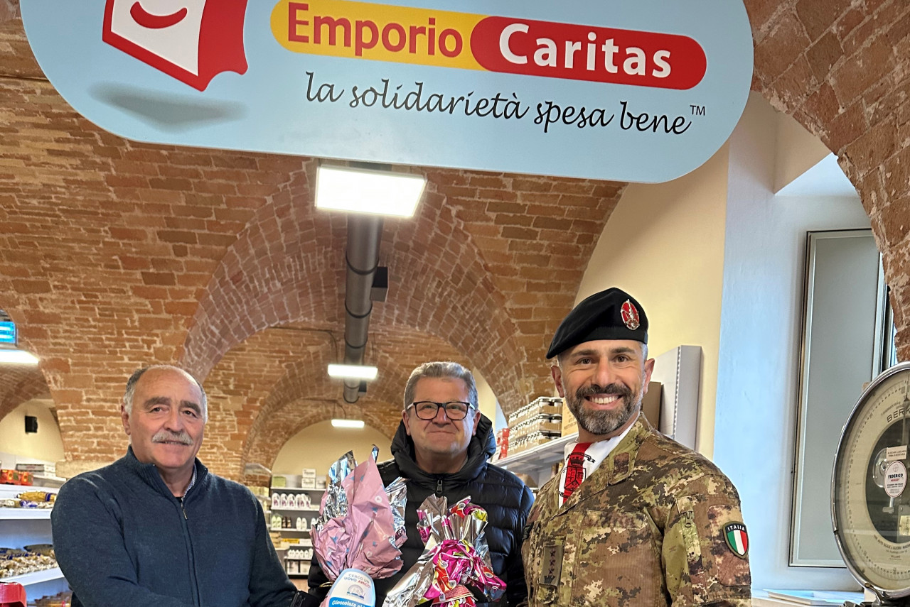 Il 235° Reggimento Piceno dona uova di Pasqua alla Caritas