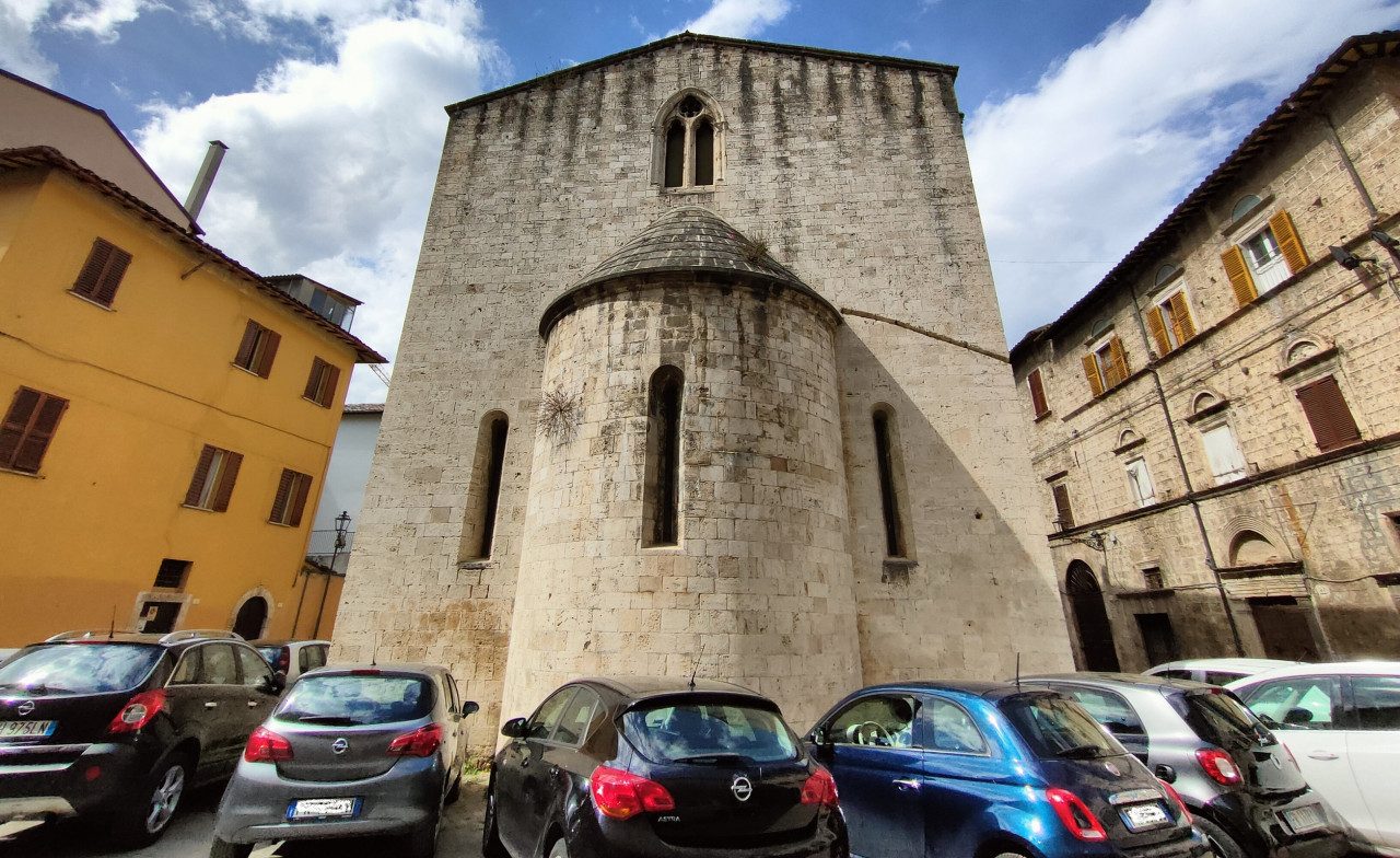San Giacomo Apostolo, via ai lavori post sisma: ma che obbrobrio le auto in sosta lì davanti San Giacomo Apostolo, via ai lavori post sisma: ma che obbrobrio le auto in sosta lì davanti