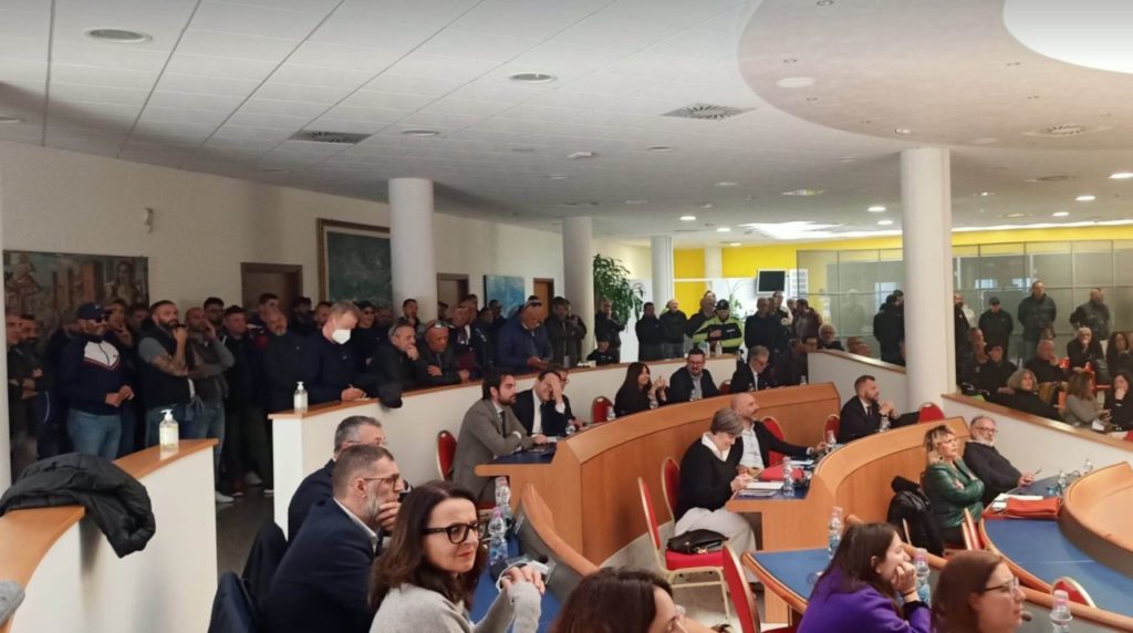 Tensione alle stelle sul Ballarin, i tifosi: «Dovevate salvare la curva sud, state buttando i nostri soldi» <span> (Video)