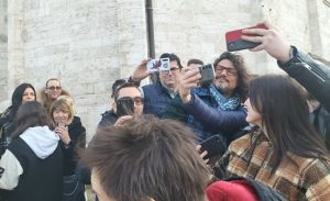 Alessandro Borghese e “4 Ristoranti”: bagno di folla dopo la puntata da “Chisc” <span> (Video e foto)