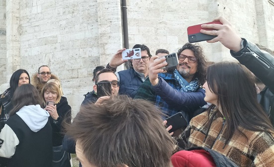 Alessandro Borghese e “4 Ristoranti”: bagno di folla dopo la puntata da “Chisc” <span> (Video e foto)