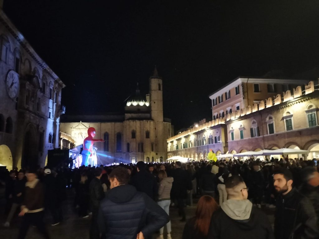 Piazza del Popolo come una discoteca: oltre 7.000 persone con la voglia di tornare a ballare e divertirsi <span> (Foto e Video) </span>