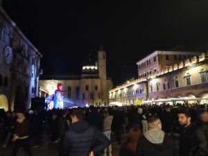 Piazza del Popolo come una discoteca: oltre 7.000 persone con la voglia di tornare a ballare e divertirsi <span> (Foto e Video) </span>