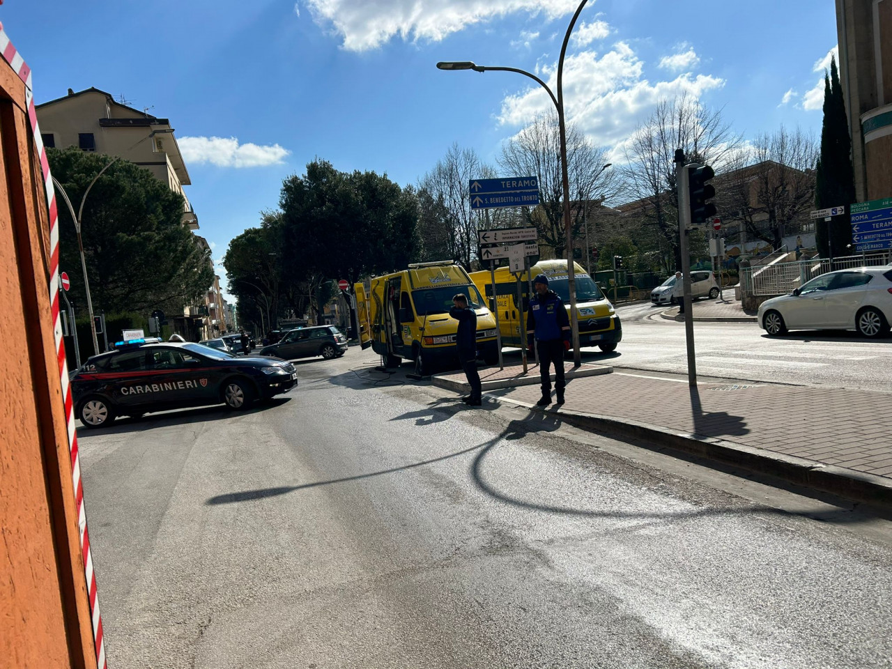 Pericoloso sversamento di gasolio: chiusa la strada per l’ingresso dell’Ascoli-mare a Porta Cartara <span> (Le foto)