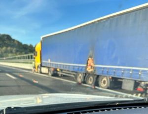 Paura sull’autostrada A14: prende fuoco la gomma di un autoarticolato Paura sull’autostrada A14: prende fuoco la gomma di un autoarticolato