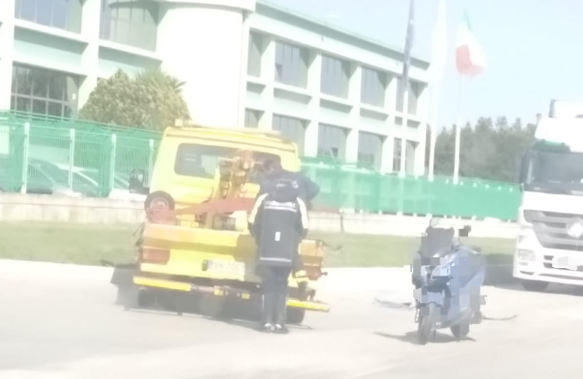Scontro tra auto e scooter a Campolungo: ferito un 50enne